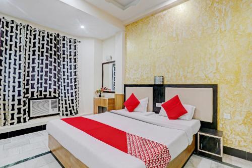 Säng eller sängar i ett rum på OYO Flagship 73630 Hotel Riz