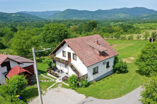 una vista aérea de una casa blanca con techo rojo en Apartman PLUM PLITVICE en Drežnik Grad