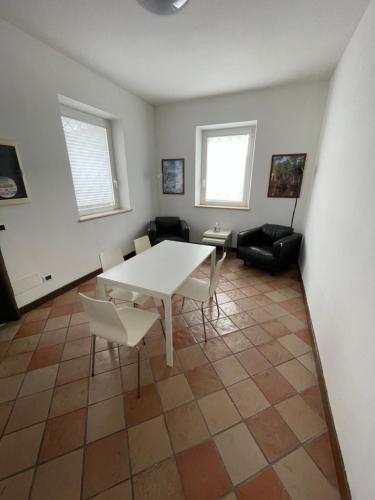 モンテプランドーネにあるB&B La Suiteのリビングルーム(白いテーブル、椅子付)