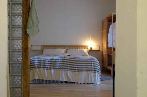 een slaapkamer met een bed en een boekenplank bij Quartier Romantikum in Güssing