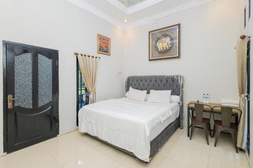 Кровать или кровати в номере Boss Residence Serang Mitra RedDoorz