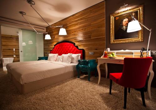 Кровать или кровати в номере Graffit Gallery Design Hotel