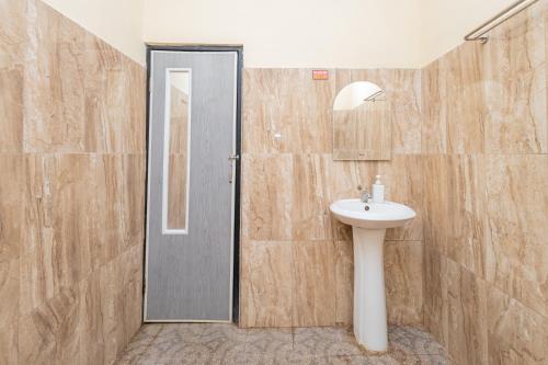 Ванная комната в Boss Residence Serang Mitra RedDoorz