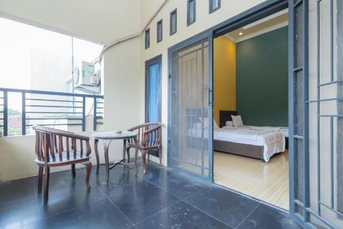 Кровать или кровати в номере Boss Residence Serang Mitra RedDoorz