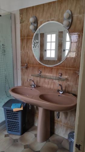 een badkamer met een wastafel en een spiegel bij T3 au calme au 2ème étage sans ascenseur avec vue sur les montagnes in Amélie-les-Bains-Palalda