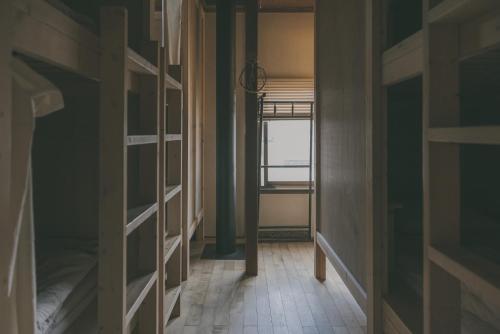 an empty room with green walls and a window at Nari Nuttari Nari in Niigata