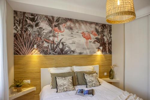 - une chambre avec un lit orné d'une grande peinture murale dans l'établissement Maison spacieuse et paisible., à Perpignan