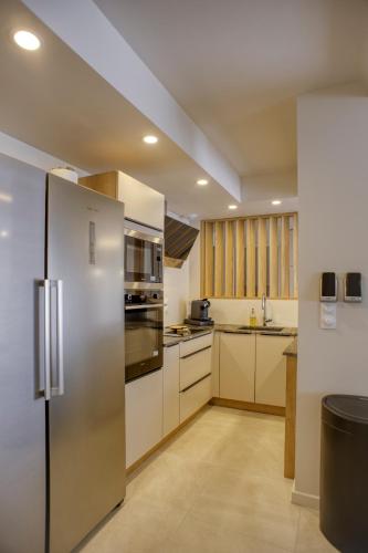 une cuisine avec un réfrigérateur en acier inoxydable dans l'établissement Maison spacieuse et paisible., à Perpignan