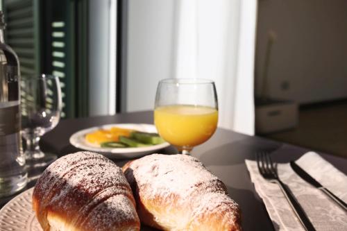 dos rebanadas de pan y un vaso de zumo de naranja en Hotel Ponti, en Angera