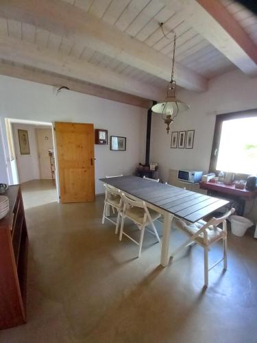 ein großes Esszimmer mit einem Tisch und Stühlen in der Unterkunft Casa Rosa in San Costanzo
