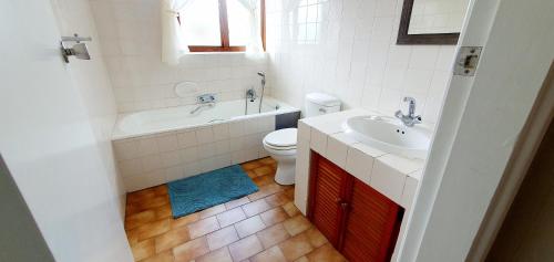 ein Badezimmer mit Toilette, Badewanne und Waschbecken in der Unterkunft Ramsgate Dunes 25 - 8 Sleeper - Perfect Holiday Home! in Margate