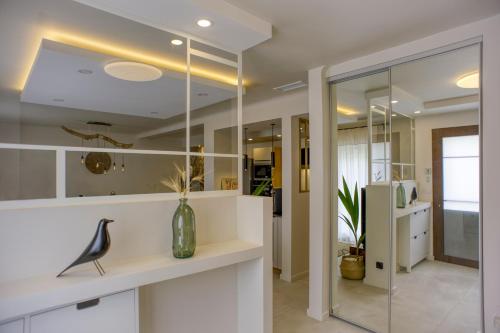 - un salon avec un mur en verre dans l'établissement Maison spacieuse et paisible., à Perpignan