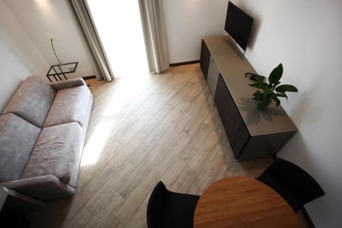 a living room with a couch and a television at Hotel Ponti in Angera