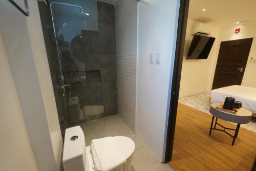 Ein Badezimmer in der Unterkunft J Boutique Hotel El Nido Managed by H Hospitality Group