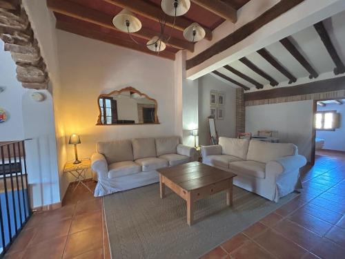 Sala de estar con 2 sofás y mesa de centro en Apartamentos turísticos "El Refugio", en Algar de Palancia