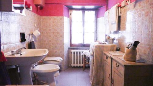 La salle de bains est pourvue d'un lavabo, de toilettes et d'une fenêtre. dans l'établissement B&B La Scellana, à Tiglieto