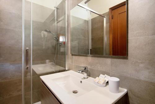 Ένα μπάνιο στο Residence Paradiso Bilocale 101