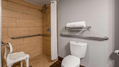 uma casa de banho com um WC e um chuveiro em Best Western Inn Florence em Florence