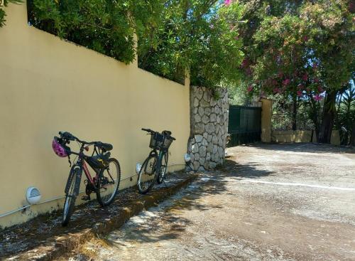 dos motos estacionadas junto a una pared en Olea Home en Agia Pelagia Chlomou