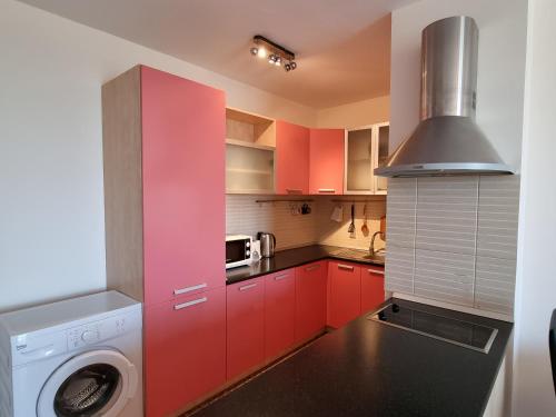 Dapur atau dapur kecil di Fantasy Apartments Saint Constantine and Helena Resort