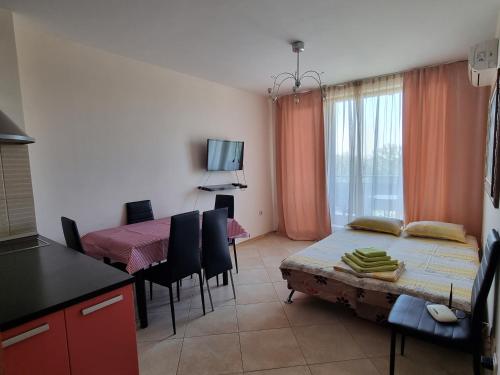 Televisyen dan/atau pusat hiburan di Fantasy Apartments Saint Constantine and Helena Resort