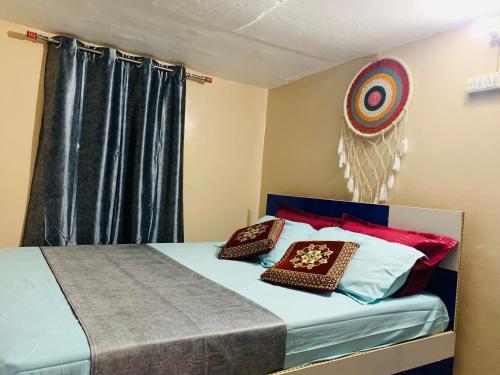 - une chambre avec un lit et 2 oreillers dans l'établissement La Riviere Waterfront A Traditional Stay, à Badrinath