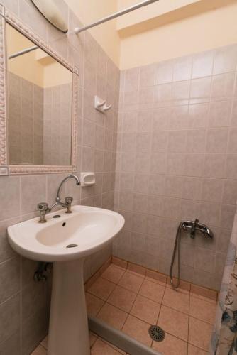 Un baño de Zorbas Apartments-Am Strand von Lentas