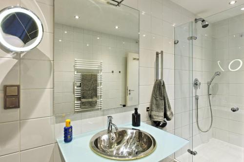 ein Bad mit einem Waschbecken und einer Dusche in der Unterkunft Luxus über 2 Etagen mit Balkon in Elberfeld in Wuppertal