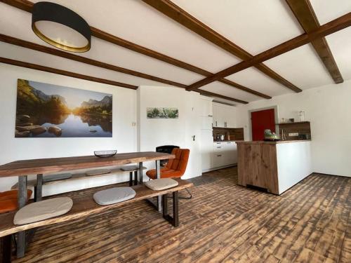ein Wohnzimmer mit einem Holztisch und Stühlen in der Unterkunft Villa Sonnenwinkl - Reith bei Seefeld in Reith bei Seefeld
