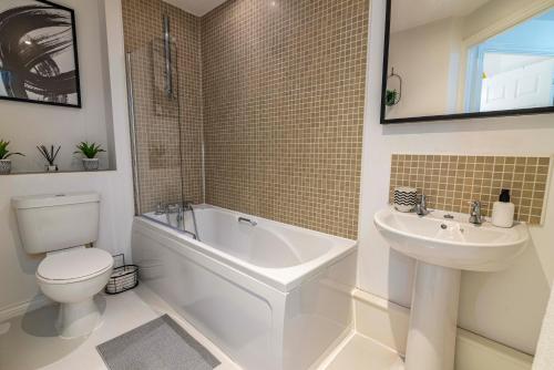 ein Badezimmer mit einer Badewanne, einem Waschbecken und einem WC in der Unterkunft Eccles 2 Bedroom Quirky Apartment, Free Parking and close to the City Centre in Nottingham