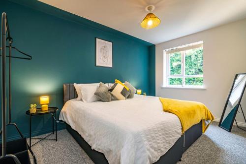 Schlafzimmer mit einem Bett mit blauer Wand in der Unterkunft Eccles 2 Bedroom Quirky Apartment, Free Parking and close to the City Centre in Nottingham