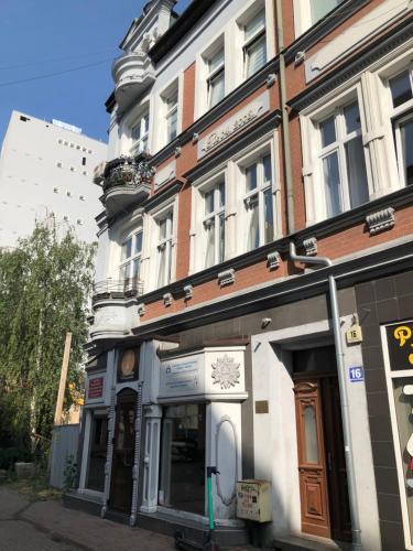 a building on the corner of a street at Apartament przy Studni Czarownic in Gorzów Wielkopolski
