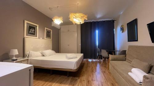 a small room with a bed and a couch at estudio con vista al mar 19 in Benalmádena