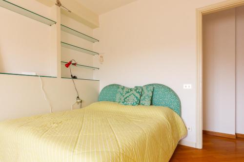 een slaapkamer met een bed en een blauwe stoel bij Centralissimo con vista colline in Conegliano