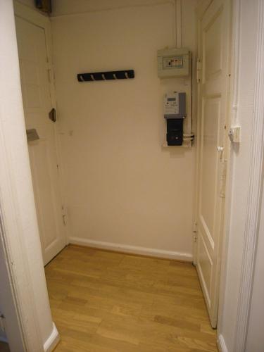 un pasillo vacío con una habitación con puerta en Nørrebro Apartments 591 en Copenhague