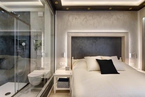 1 dormitorio con ducha, 1 cama y lavamanos en Apartments Zanetti, en Pula