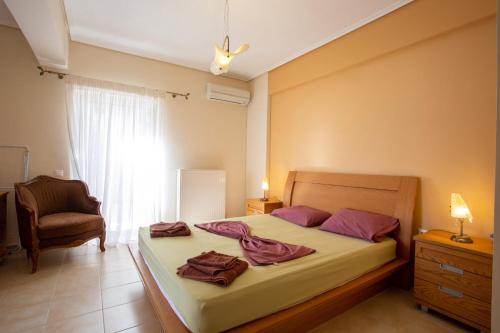 ein Schlafzimmer mit einem Bett mit zwei Handtüchern darauf in der Unterkunft VILLA SISSY CAREFREE VACATIONSΘΕ in Theológos