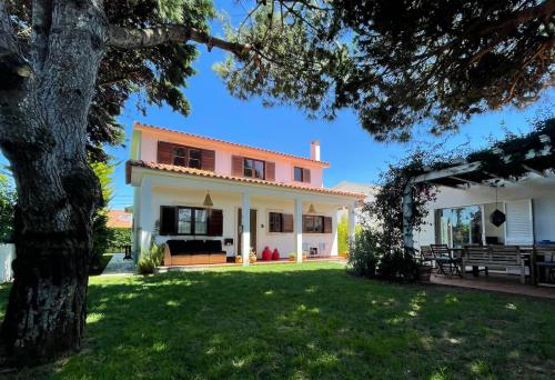 a view of the house from the yard at Santa Cruz Beach House in Areias