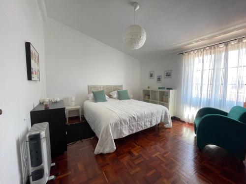 een slaapkamer met een bed en een tv. bij Santa Cruz Beach House in Areias