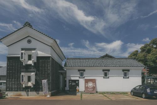 a building with a car parked in front of it at Nari Nuttari Nari in Niigata