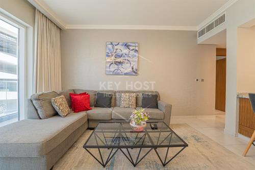 Posezení v ubytování KeyHost - Large 1BR Apartment near Five Hotel JVC - Dubai - K310