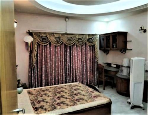ein Schlafzimmer mit einem Bett und einem Tisch in einem Zimmer in der Unterkunft StayApart - The Himalayan Stay in Gopeshwar