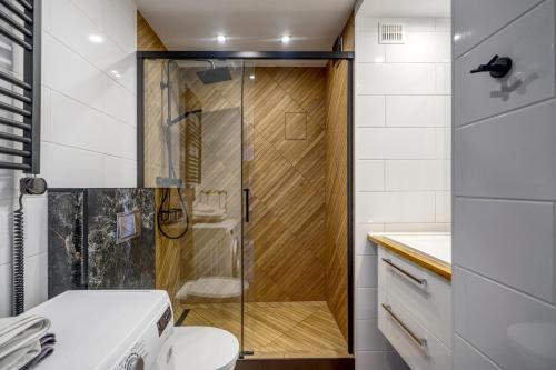W łazience znajduje się prysznic ze szklanymi drzwiami. w obiekcie Apartament Panorama w mieście Gdynia