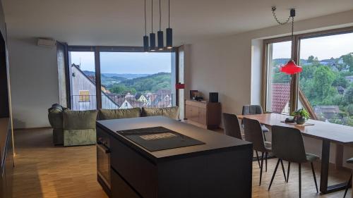 una cucina e una sala da pranzo con tavolo e sala da pranzo di Kubus 28A a Gräfenberg