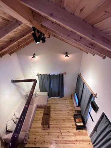 Habitación con 2 literas y suelo de madera. en Deva Garden Tiny House, en Yukarı Kocaali