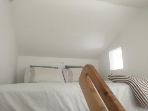 - un lit blanc dans une chambre blanche dotée d'une fenêtre dans l'établissement carmencamere, à Porto Recanati