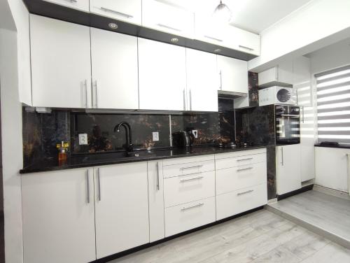 a white kitchen with black and white cabinets at CASA VICTORIA in Victoria
