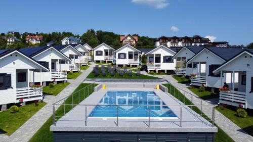 uma vista aérea de uma fila de casas com piscina em Domki M & L em Polańczyk