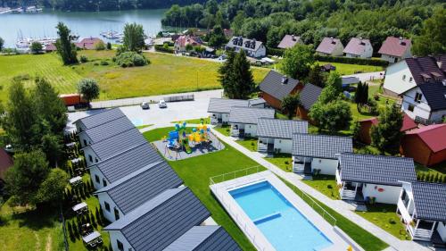 een luchtzicht op een huis met een zwembad bij Domki M & L in Polańczyk