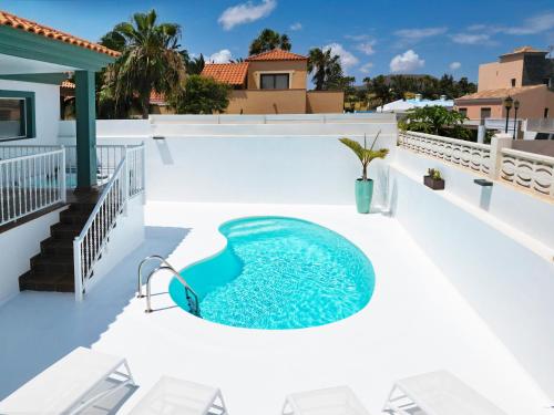 Villa Veaco Beach with jacuzzi and private pool في كوراليخو: مسبح على سطح منزل